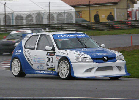 Lars Østergaard havde god fart i Peugeot raceren på Sturup Raceway.